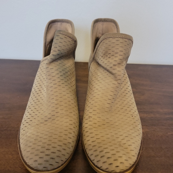 Lucky Brand 'Loria' Tan Suede Pointed Toe Stacked Heel Ankle Boots 8.5 - Picture 3 of 10